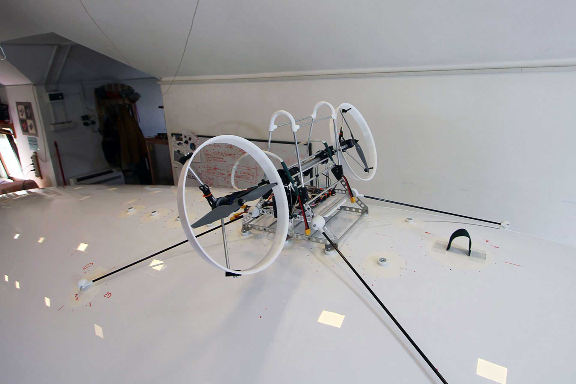 Gondola-with-carbon-tubes-to-fix-the-position